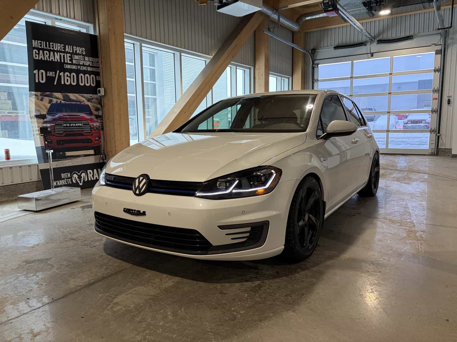 2020 Volkswagen E-Golf Comfortline - Image 3