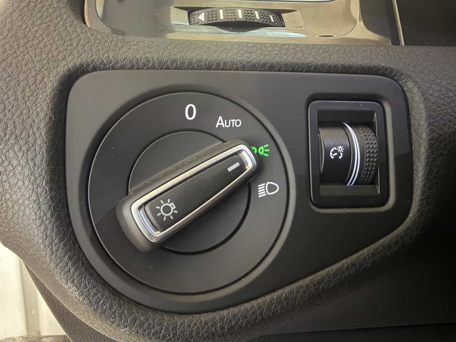 2020 Volkswagen E-Golf Comfortline - Image 14