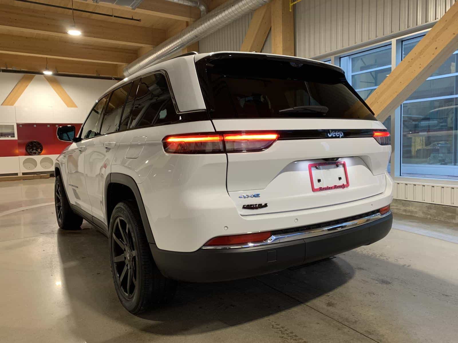 2022 Jeep Grand Cherokee Limited 4X Limited - Image 2