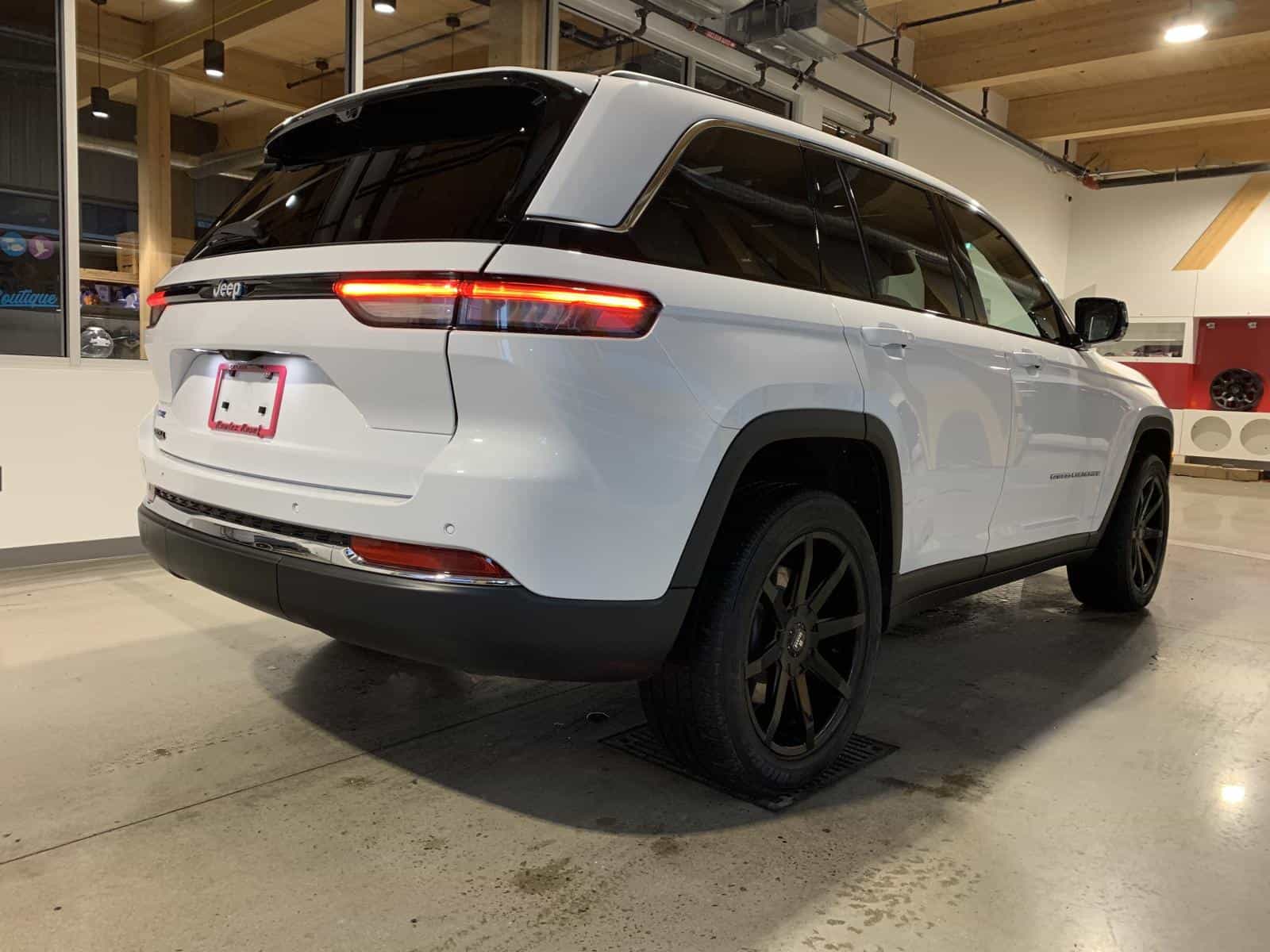 2022 Jeep Grand Cherokee 4xe Limited - Image 4