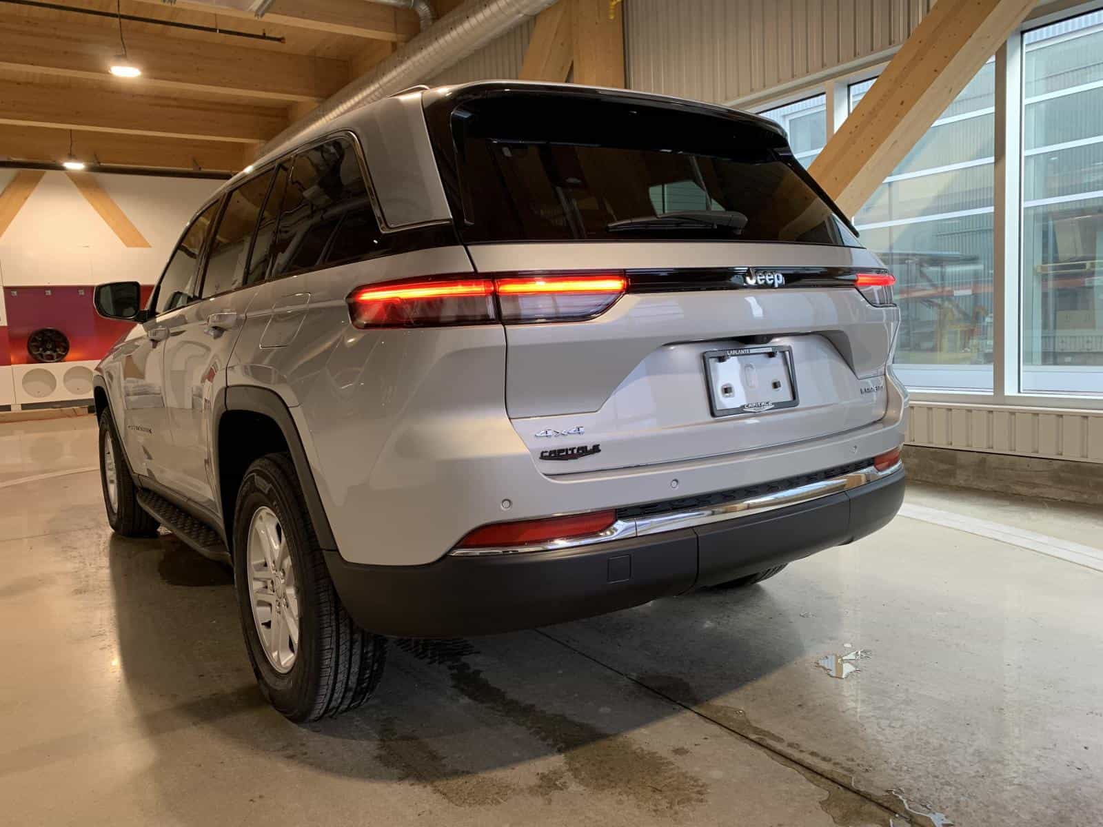 2023 Jeep GRAND CHEROKEE LAREDO Laredo - Image 2