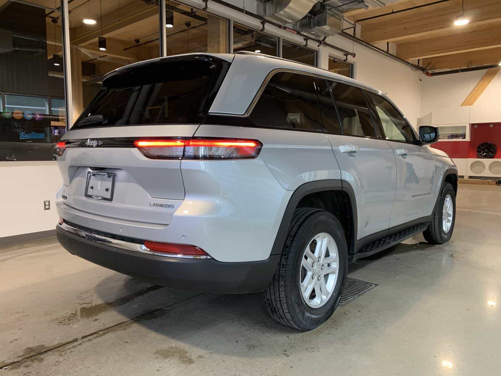 2023 Jeep Grand Cherokee Laredo - Image 4