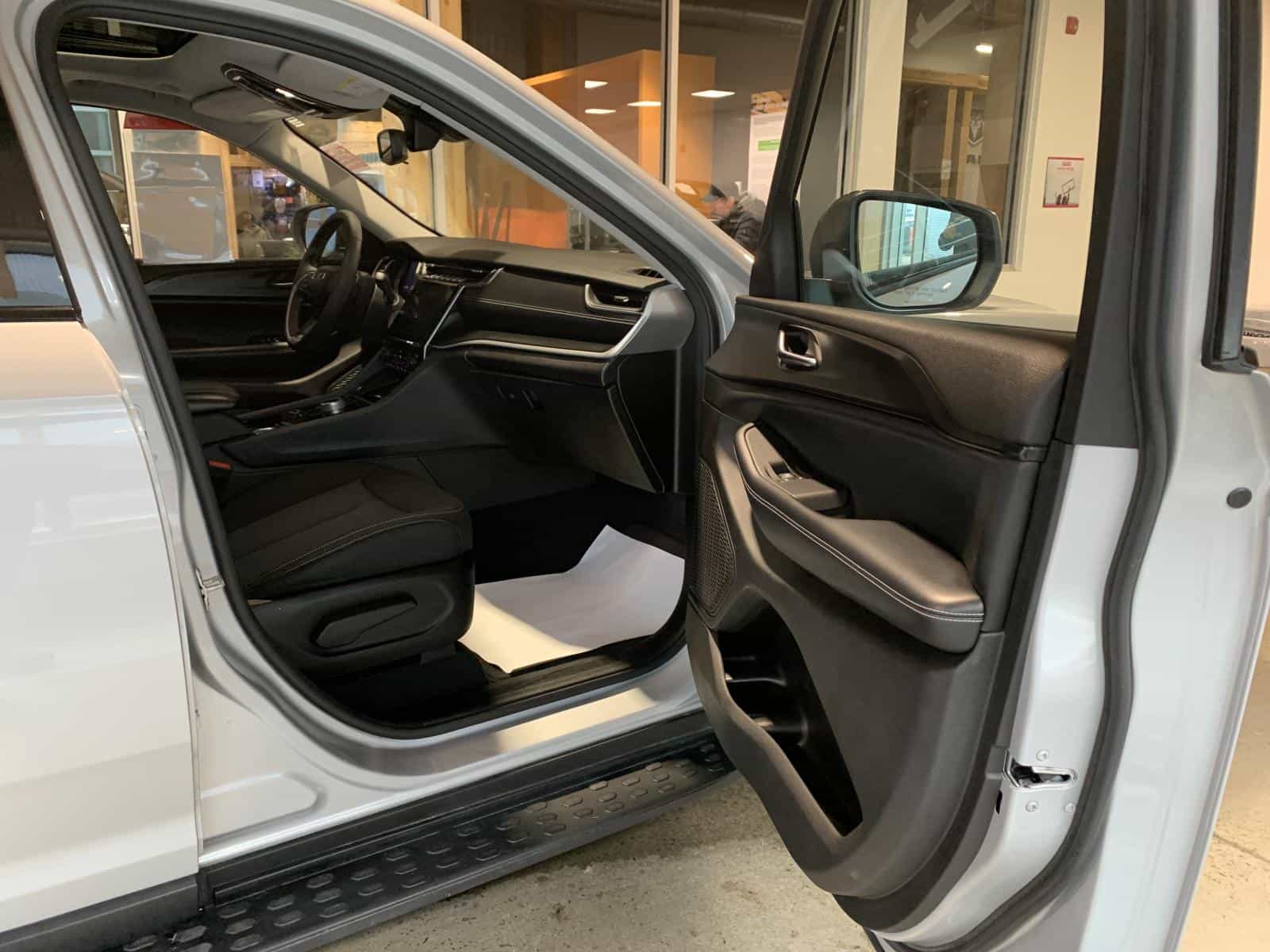 2023 Jeep GRAND CHEROKEE LAREDO Laredo - Image 8