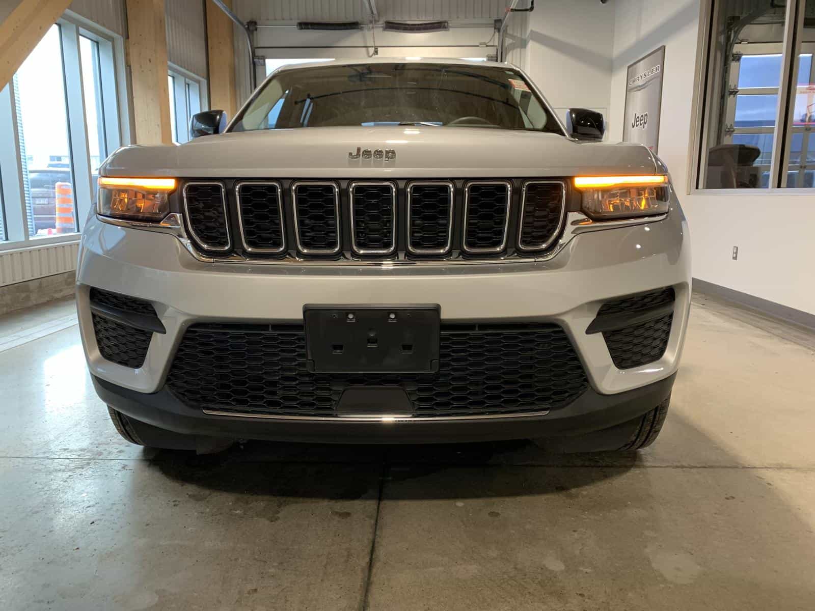 2023 Jeep Grand Cherokee Laredo - Image 6