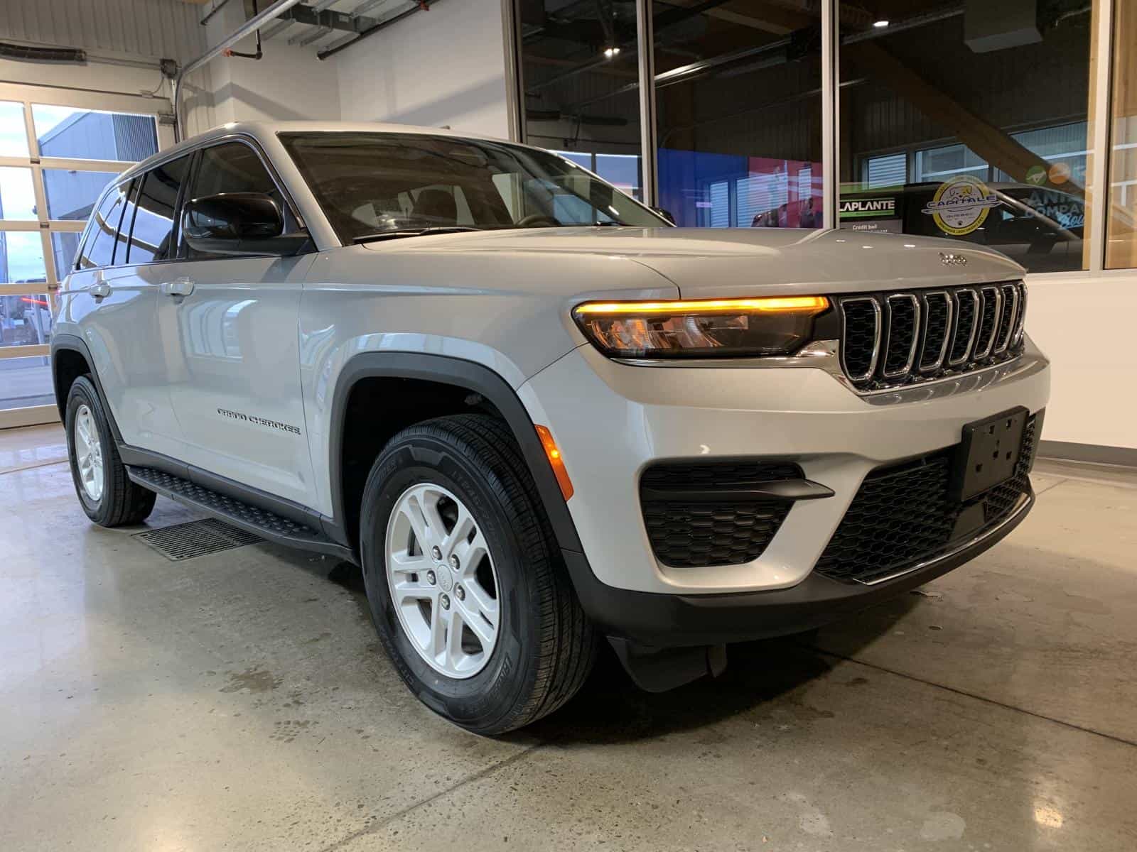 2023 Jeep GRAND CHEROKEE LAREDO Laredo - Image 5