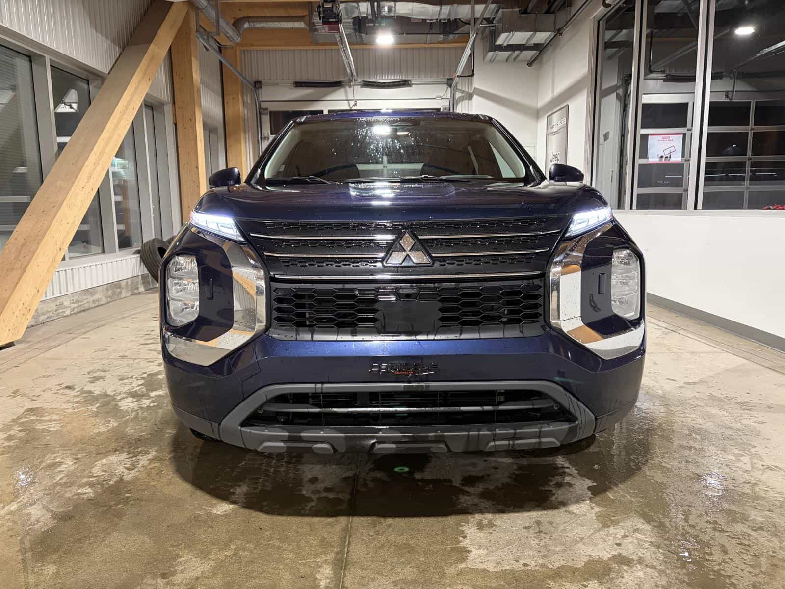 2024 Mitsubishi Outlander ES - Image 2