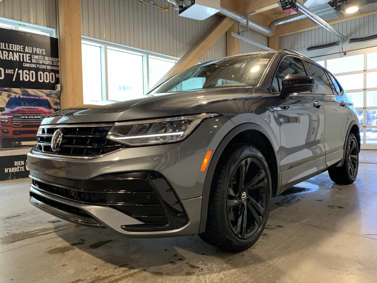 2023 Volkswagen Tiguan Comfortline R-L Blk - Image 1