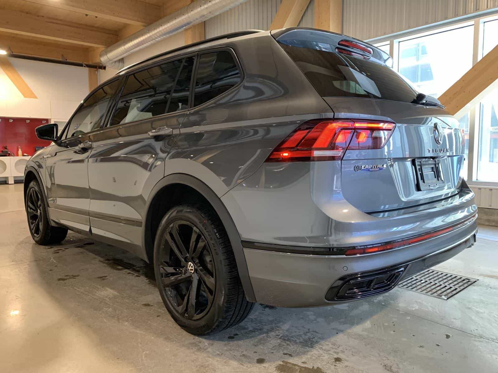 2023 Volkswagen Tiguan Comfortline R-L Blk - Image 2