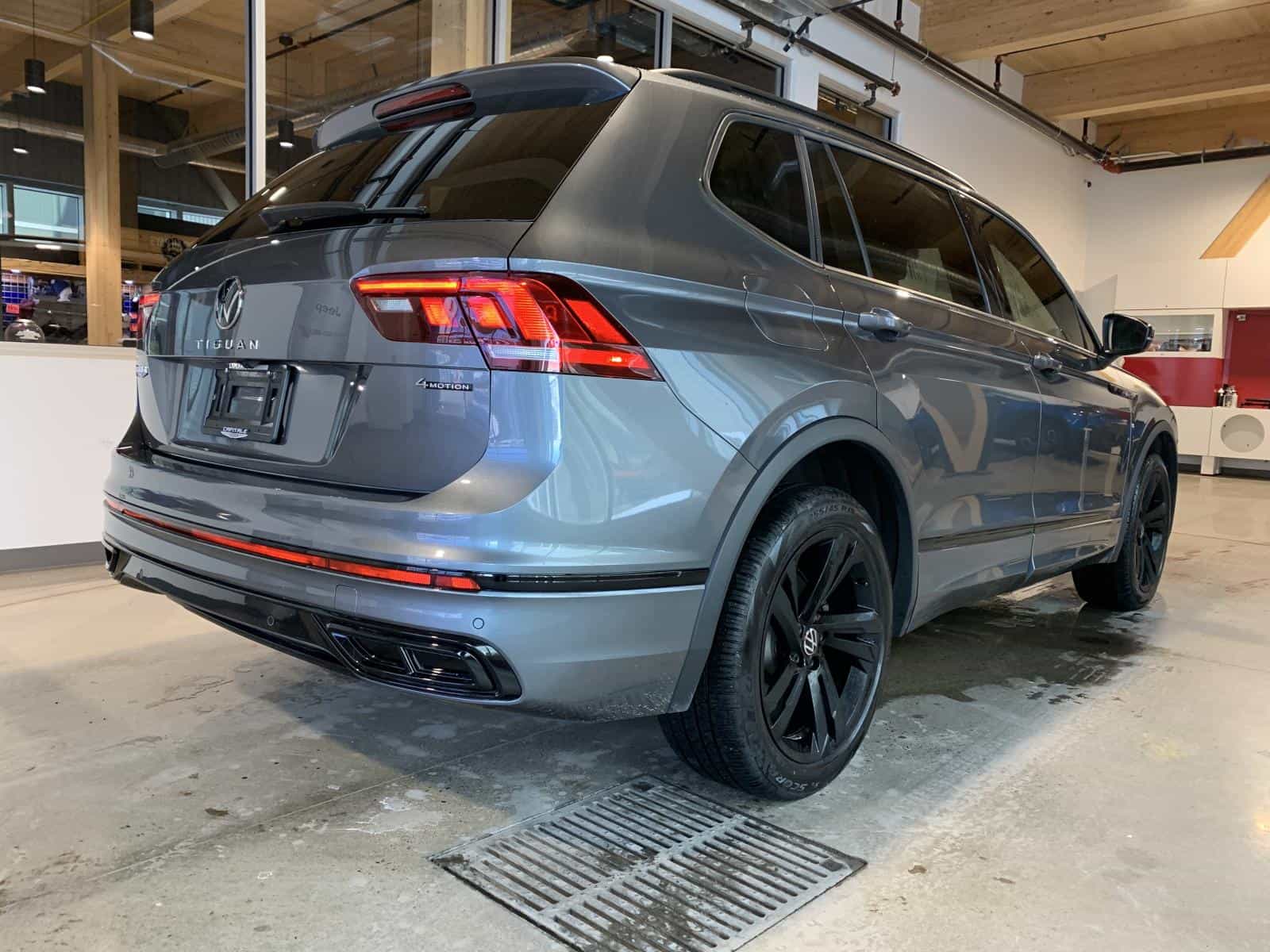 2023 Volkswagen Tiguan Comfortline R-L Blk - Image 4