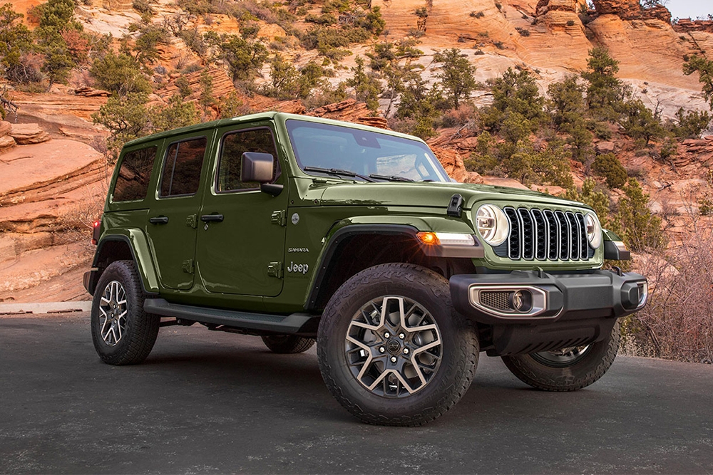 Vue 3/4 avant et latérale du Jeep Wrangler 2025 en arrêt en bord route 