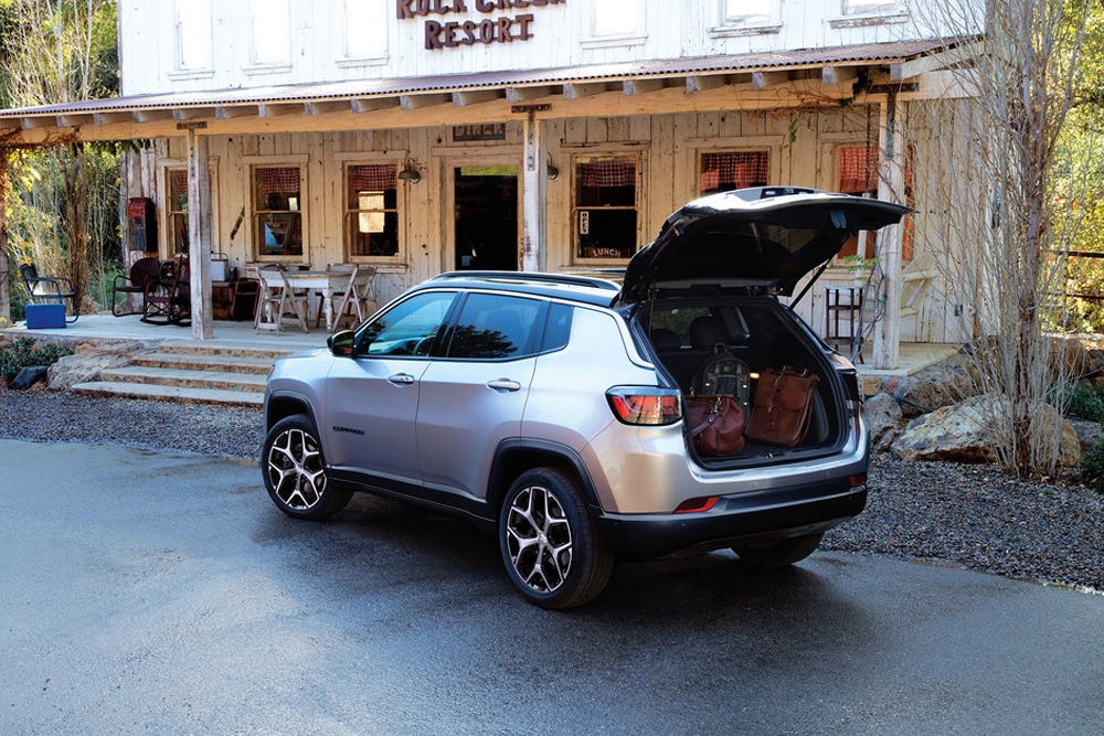 Vue arrière du Jeep Compass 2025 avec valise ouverte