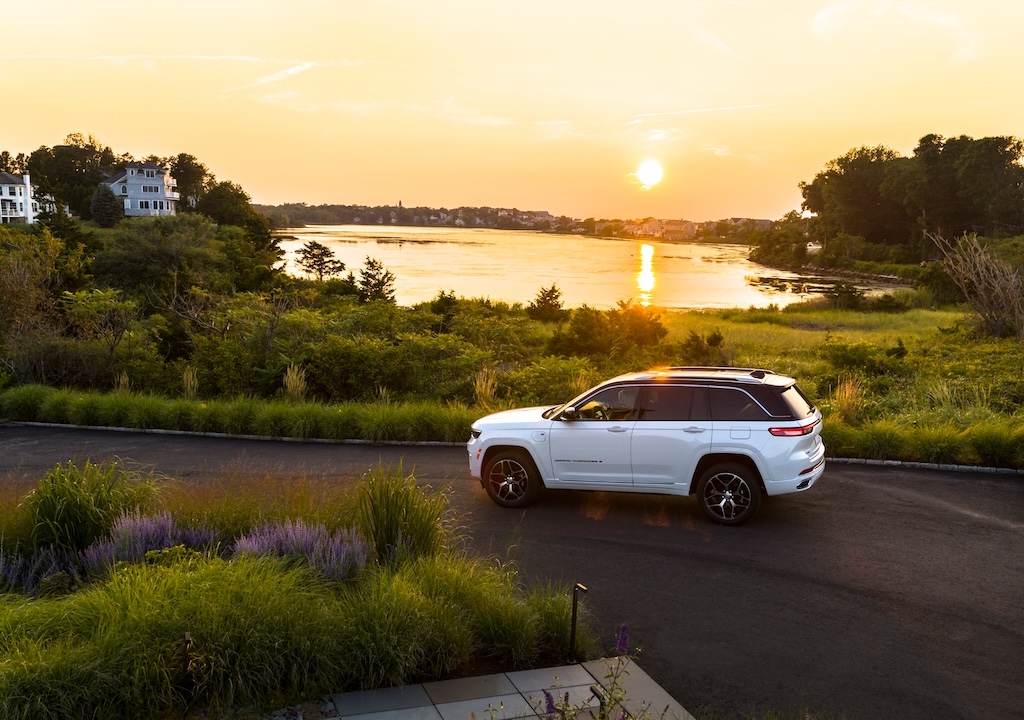 Side view of the Jeep Grand Cherokee 4xe PHEV 2024 in the wild.