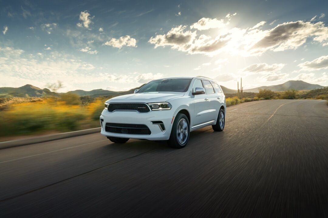 Vue 3/4 avant du Dodge Durango 2024 blanc sur la route.