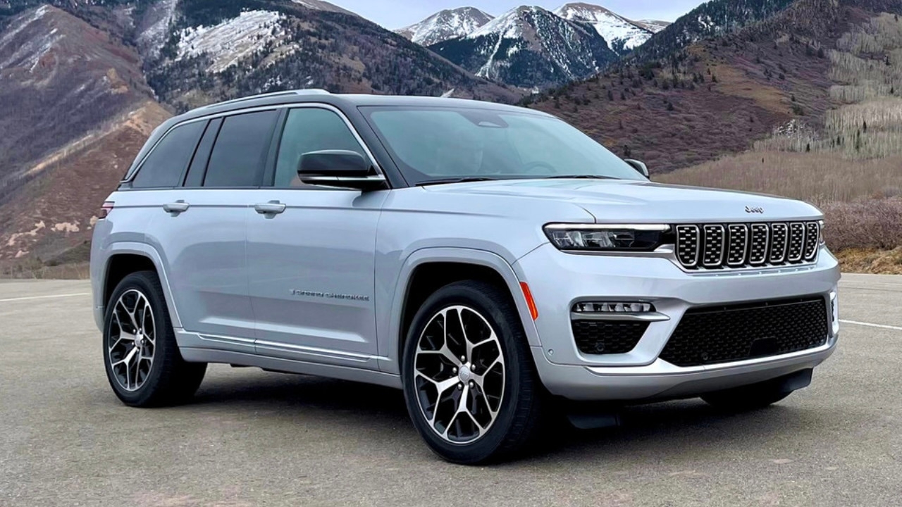 Grand Cherokee 2024 stationné devant des montagnes.