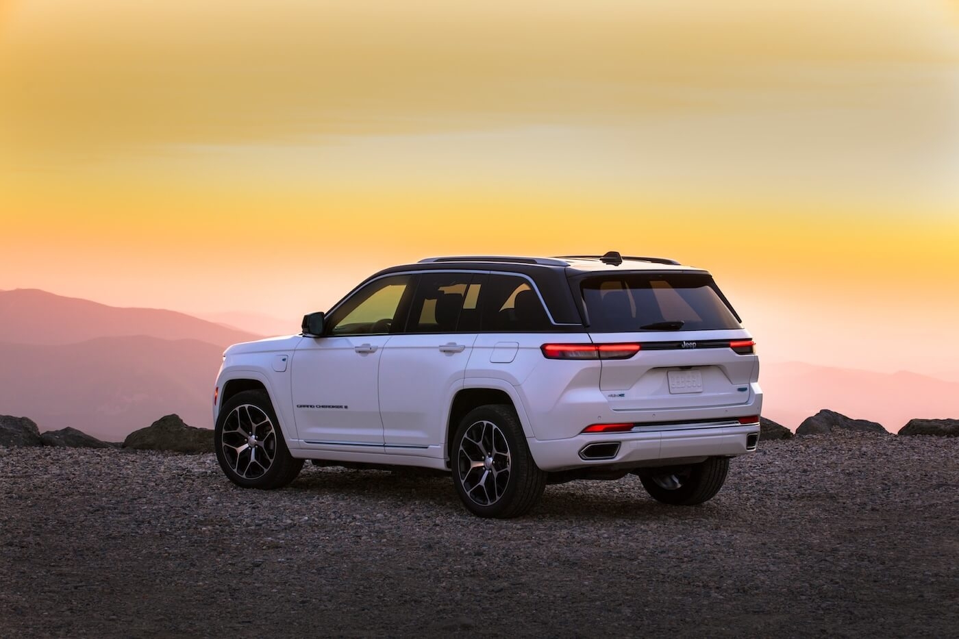 Back 3/4 view of the 2025 Jeep Grand Cherokee 4xe PHEV parked on a mountain.