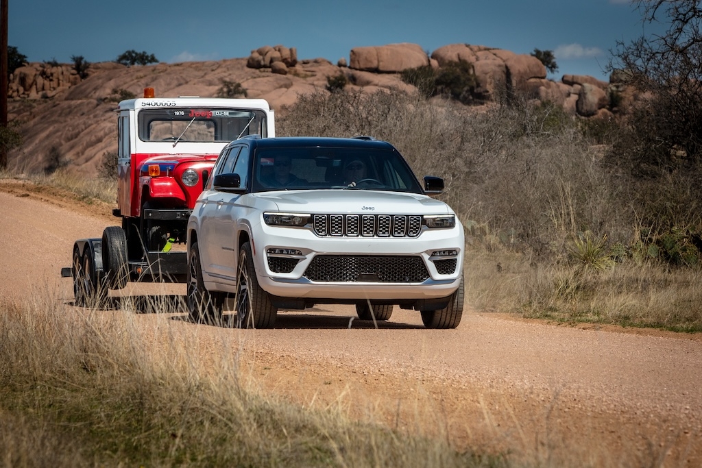 3/4 front view of the 2025 Jeep Grand Cherokee 4xe PHEV towing a vehicle.