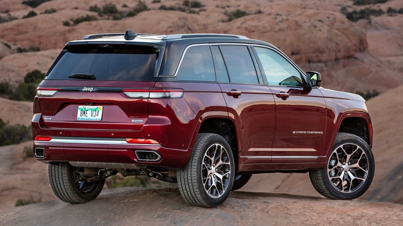 Vue 3/4 arrière sur le Jeep Grand Cherokee 2024 stationné sur une roche.