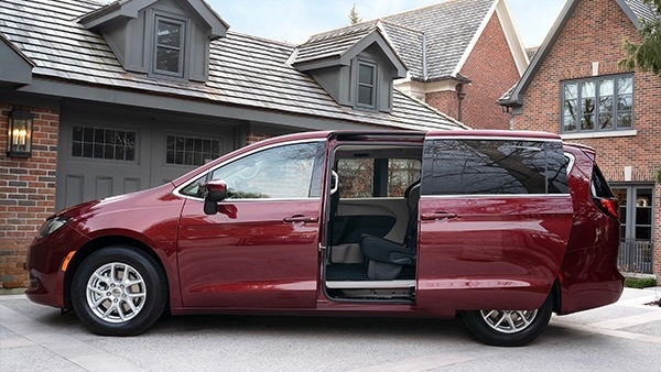 Vue de profil du Chrysler Grand Caravan 2024.