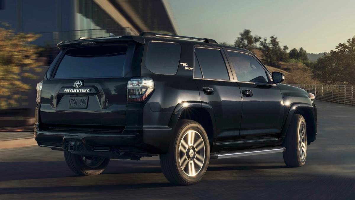 Vue 3/4 arrière sur le Toyota 4Runner 2024 stationné sur une roche.