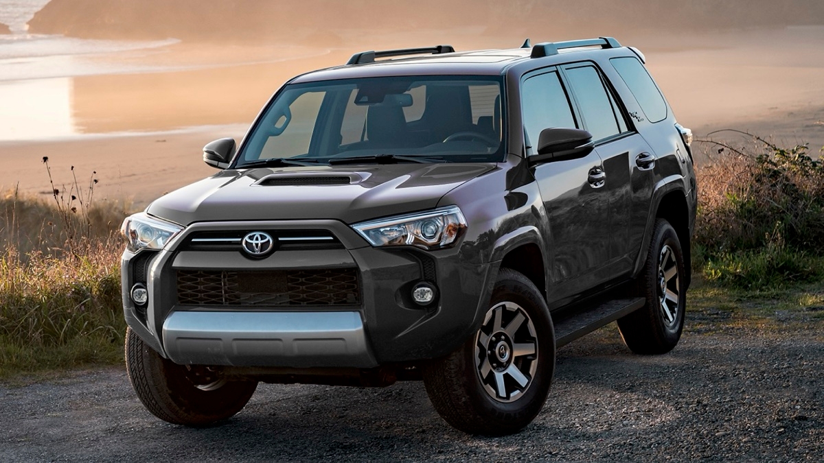 Le Toyota 4 Runner stationné devant la mer.