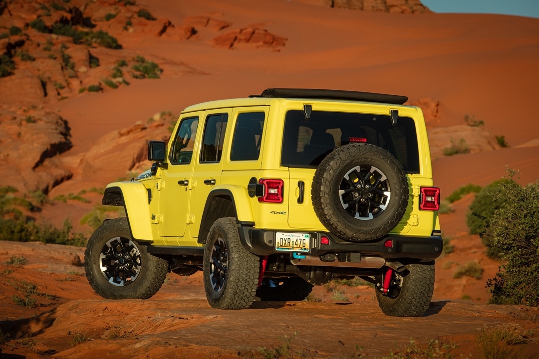 Rear 3/4 view of the 2025 Jeep Wrangler 4xe PHEV parked in a desert.