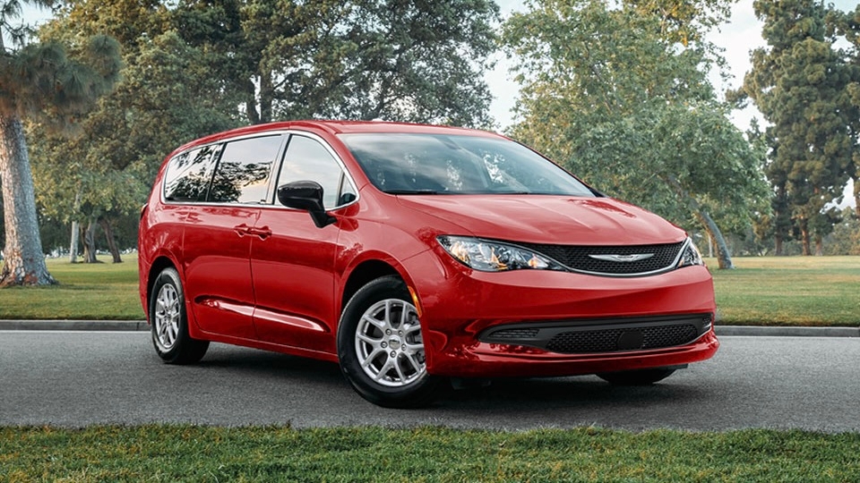 Le Chrysler Grand Caravan 2025 stationné.