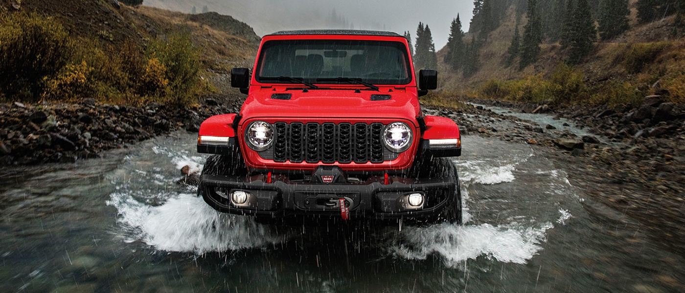 Vue avant du Jeep Wrangler 2024 traversant une rivière