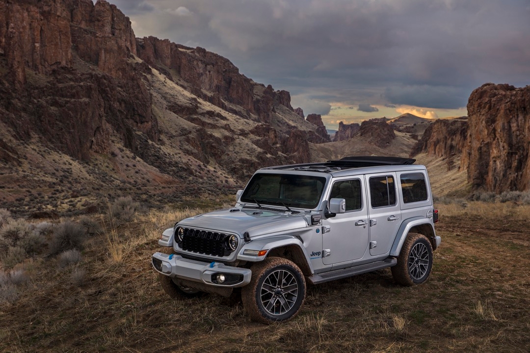 Front 3/4 view of the 2025 Jeep Wrangler 4xe PHEV parked in a canyon.