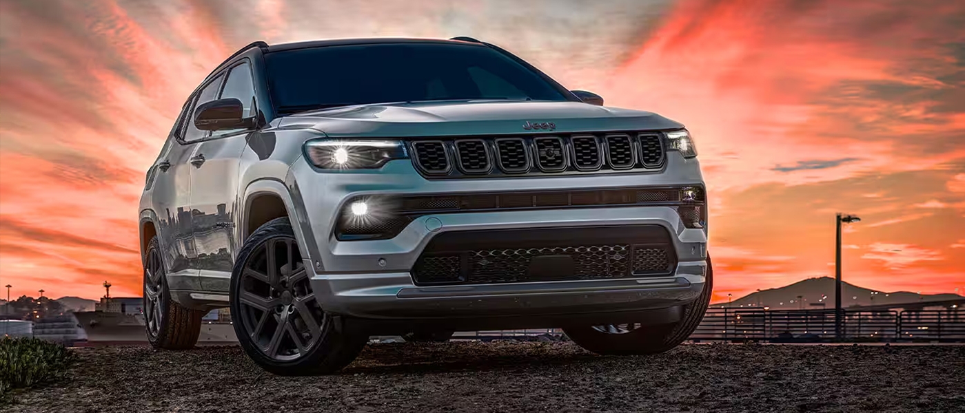 Vue 3/4 avant et latérale du Jeep Compass 2025 avec coucher de soleil